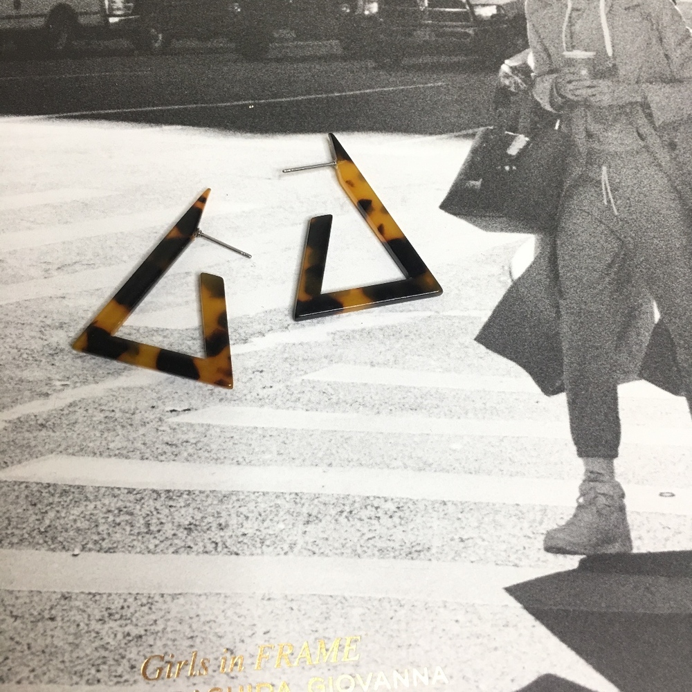 NWT Trendy mini triangle resin dangle earrings - Picture 4 of 5